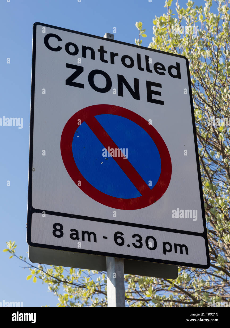 Eine kontrollierte Zone Schild mit zeitlichen Einschränkungen auf einer öffentlichen Straße birkenhead Wirral april 2019 Stockfoto
