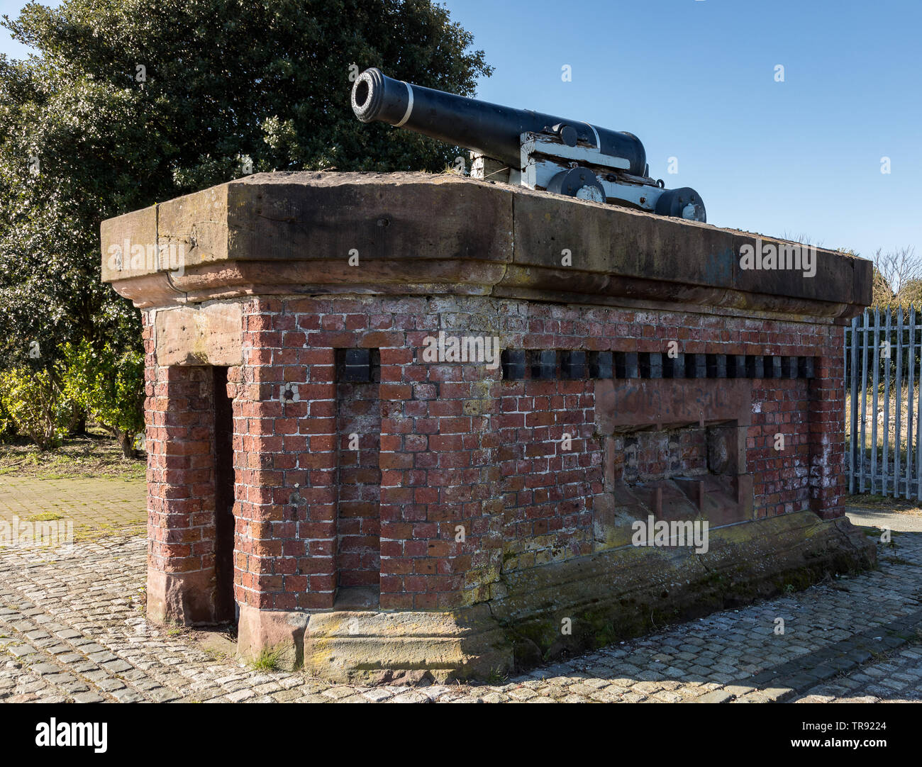 Cannon aus dem Krimkrieg als One O'Clock Gun in Morpeth Dock Wirral April 2019 Stockfoto