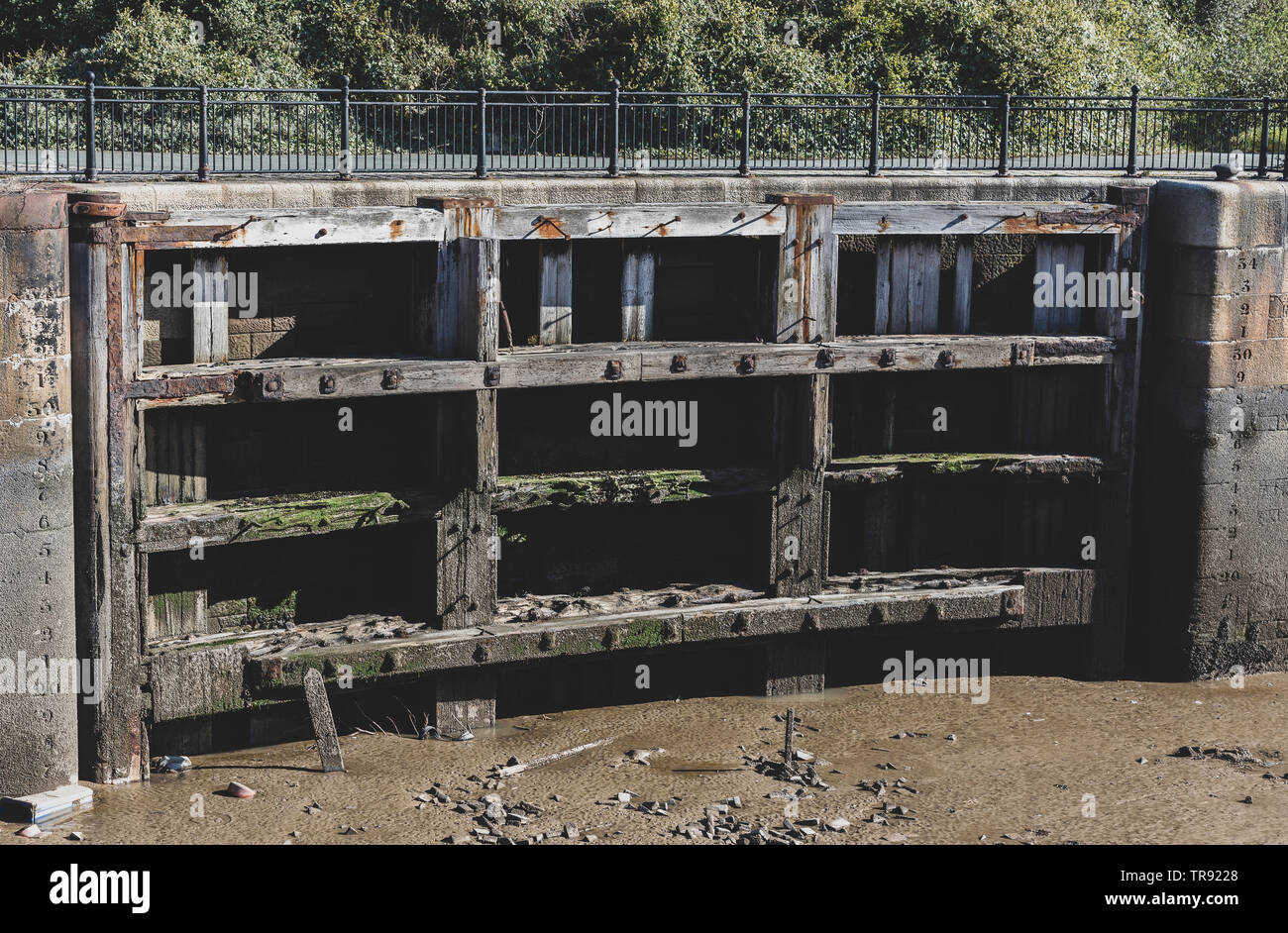 Ein hölzernes Dock Gate bei Morpeth Dock Birkenhead Wirral April 2019 Stockfoto