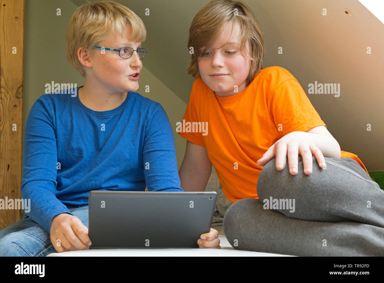 Junge plyaing mit Tablet Computer, sein Freund aufpassen, Deutschland Stockfoto