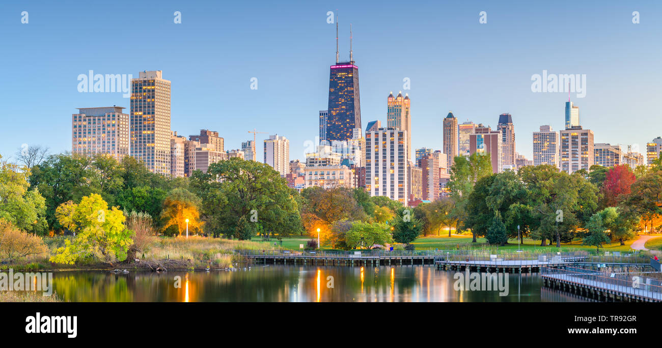 Chicago, Illinois, USA Downtown Skyline von Lincoln Park in der Dämmerung. Stockfoto
