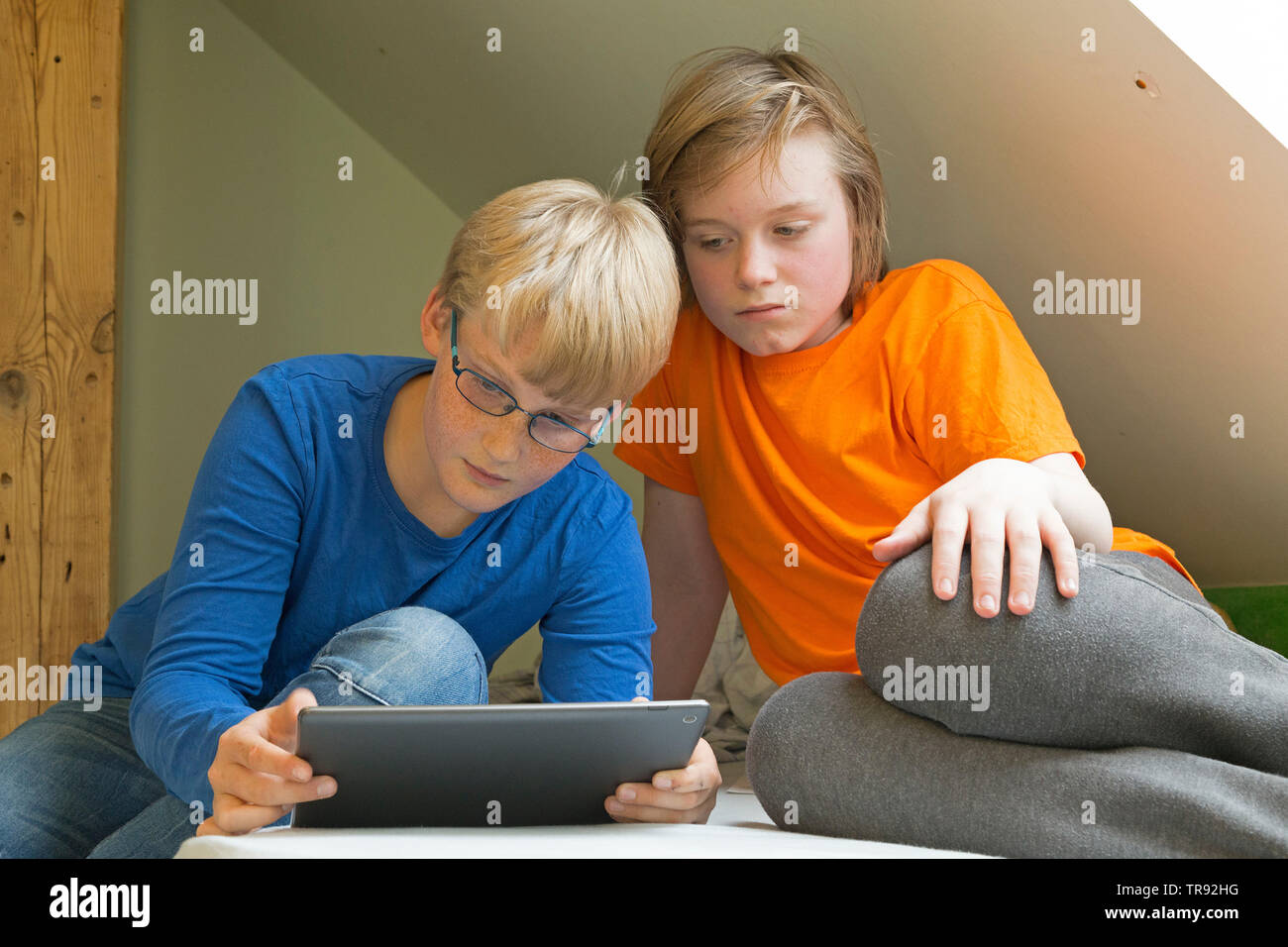 Junge plyaing mit Tablet Computer, sein Freund aufpassen, Deutschland Stockfoto