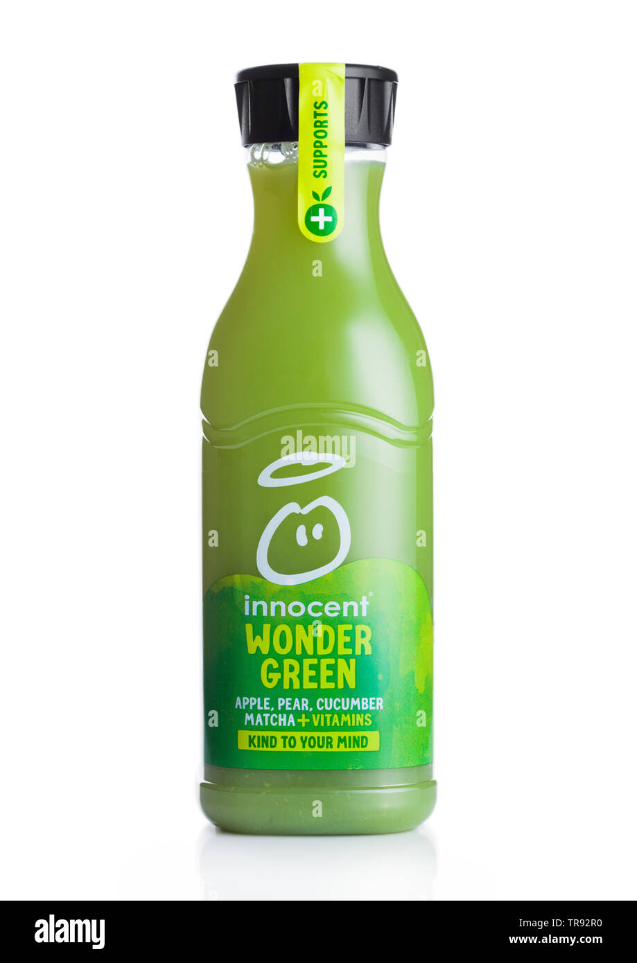 LONDON, UK, 29. MAI 2019: Flasche unschuldige Wunder grüner Saft mit Gurke, Birne und Apfel auf Weiß. Stockfoto
