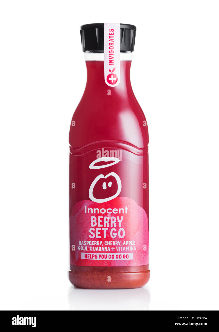 LONDON, UK, 29. MAI 2019: Flasche unschuldige Berrie Set gehen Saft mit Himbeere, Kirsche und Apfel auf Weiß. Stockfoto