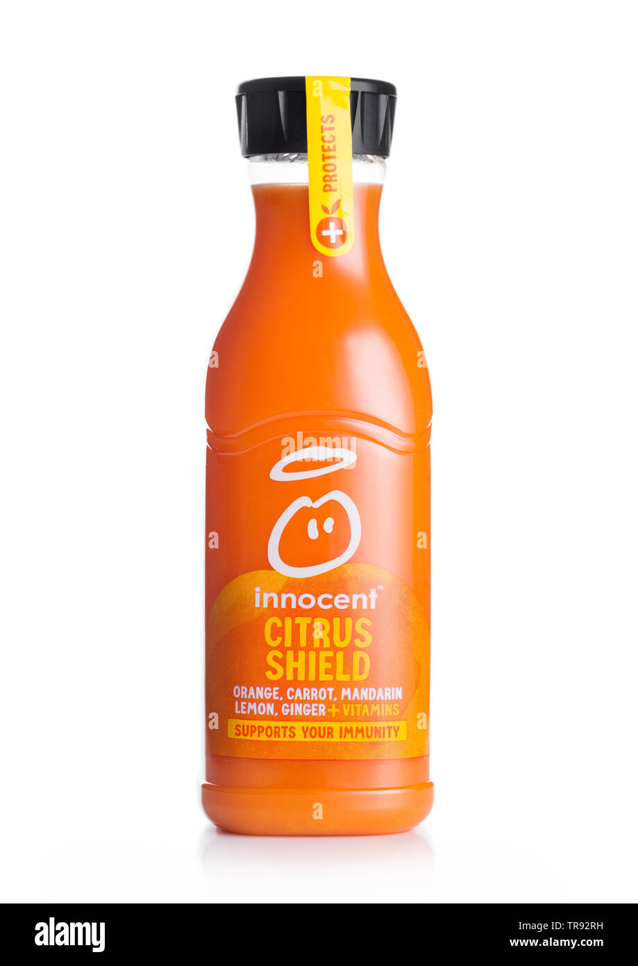 LONDON, UK, 29. MAI 2019: Flasche unschuldige Citrus Schild Saft mit Orange, Karotte und Mandarin auf Weiß. Stockfoto