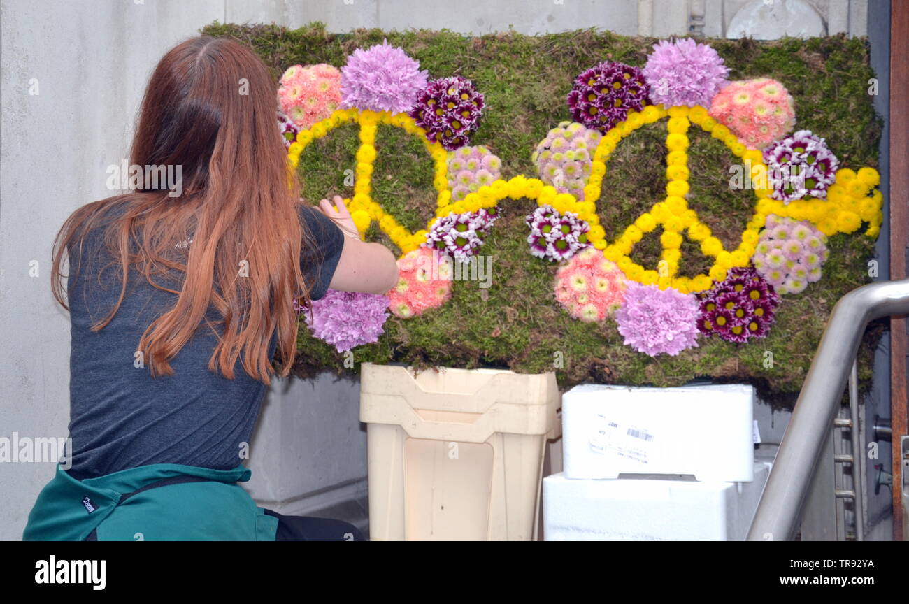 Der Manchester Flower Show, Teil der Manchester King Street Festival am 1.Juni - 2., 2019, bereitet zu öffnen. In diesem Jahr lautet das Thema: Flower Power! Retro Objekte, wie dieser Frieden anmelden Blumen, Funktion im Festival. Stockfoto