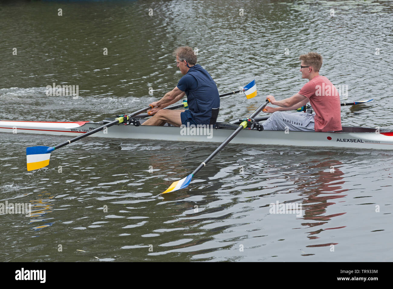 Vater und Sohn rudern Doppel Scull, rowing club Wilhelmsburg, Hamburg, Deutschland Stockfoto