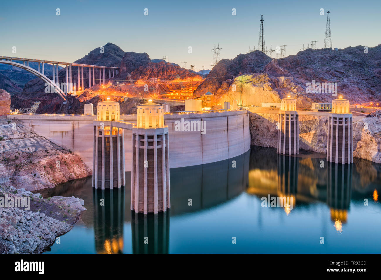 Hooover Damm auf dem Colorado River gebietsübergreifende Nevada und Arizona in der Abenddämmerung. Stockfoto