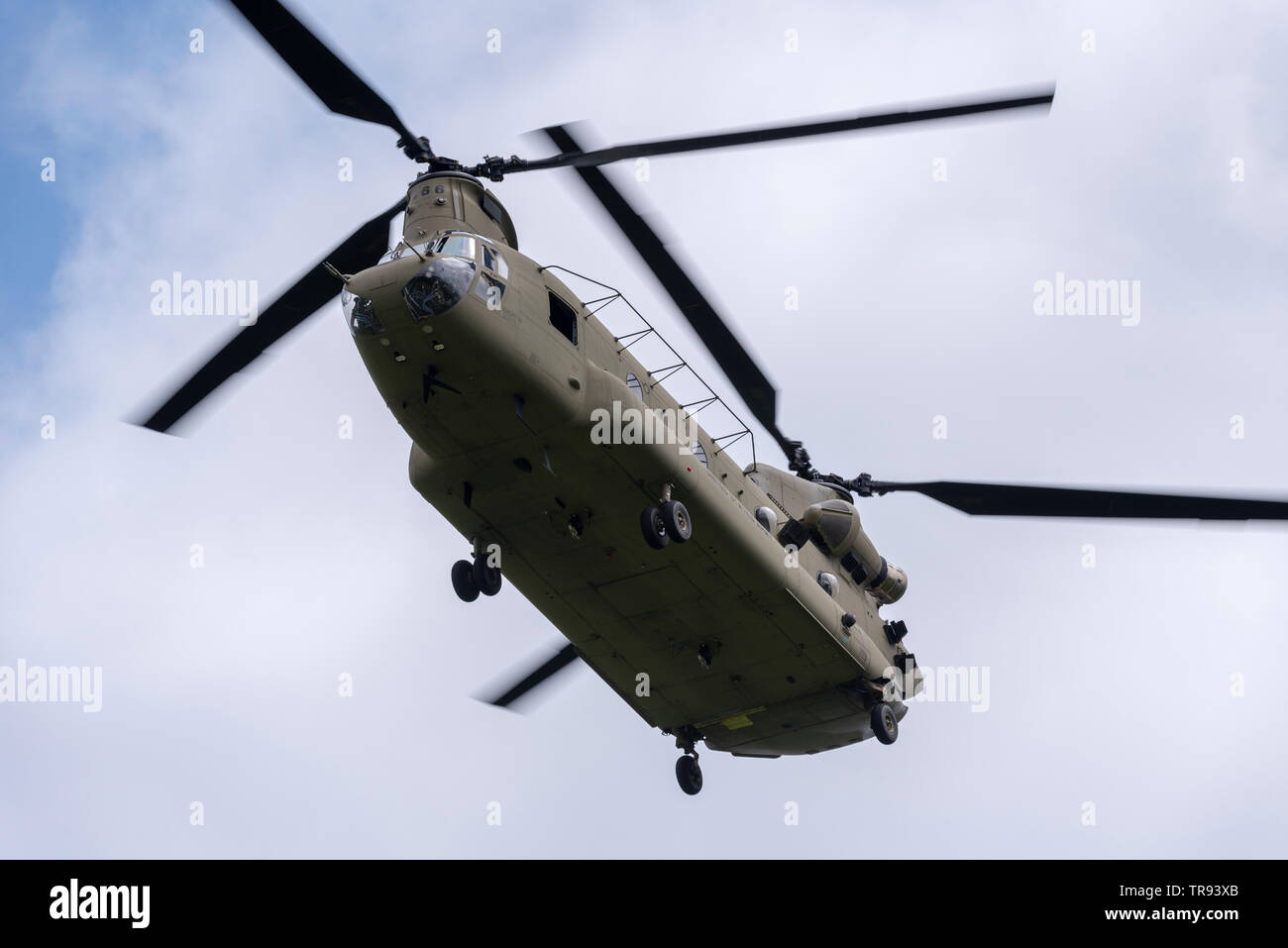 In der Vorbereitung für den Juni 2019 Besuch von US-Präsident Donald Trump die militärischen Einheiten, die den Luftverkehr zur Verfügung stellen üben die Routen. Die grüne VIP-Hubschrauber, wird der Präsident der USA hat das Rufzeichen "Marine One" und wird in einer Gruppe von ähnlichen Hubschrauber fliegen als Lockvögel. Zwei VH-3D Sea King VIP-Hubschrauber nahmen Teil von 3 US Army Chinook und einzigen UH-60 Black Hawk Hubschraubern für Sicherheit begleitet. Boeing Chinook über Winfield House im Regent's Park, London, UK Stockfoto