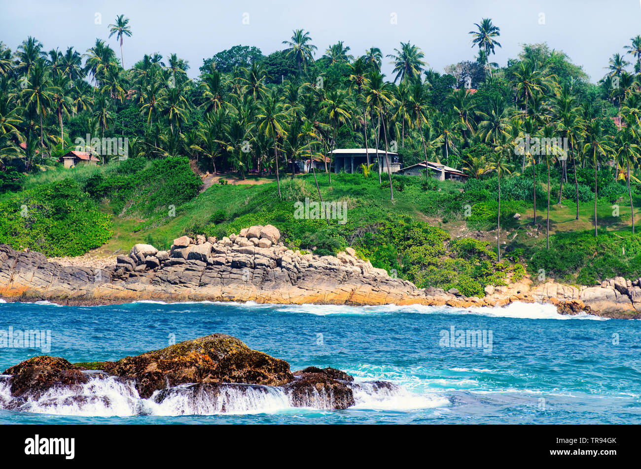 Schöne Aussicht vom Meer an Land auf eine tropische Insel mit Palmen und ein Haus. Einsamer Ort inmitten der Natur. Stockfoto