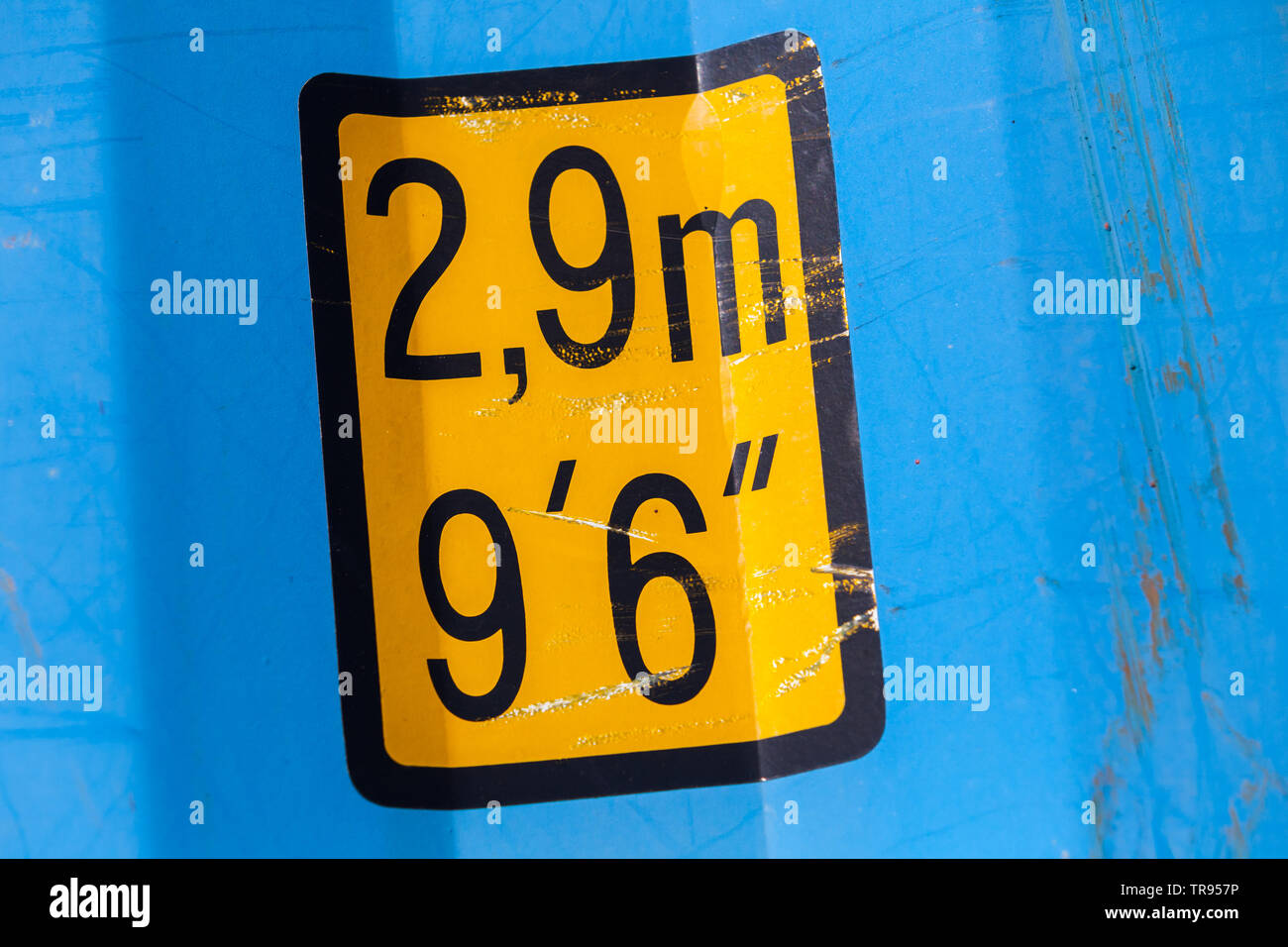 Gelbes Schild mit 2,9 m hohen Warnung auf Blau metall Cargo Container. Nahaufnahme Stockfoto