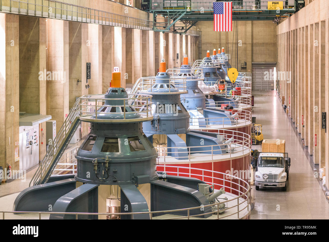 HOOVER STAUDAMM, ARIZONA - 12. MAI 2019: Generatoren der Hoover-staudamm Kraftwerk. Die Struktur wurde 1933 inmitten der großen Depression abgeschlossen. Stockfoto