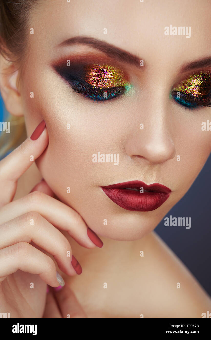 Nahaufnahme von fashion model junge Frau in trendigen Make-up. Auge Modelle mit bunten Glitter auf den Augenlidern Stockfoto