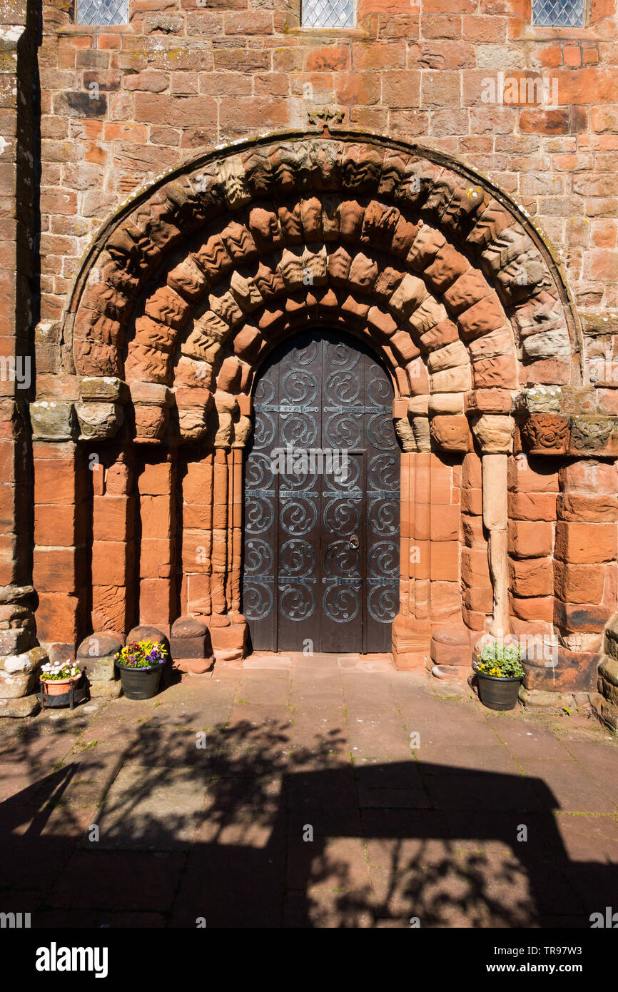 Beeindruckende normannische Torbogen am Westportal zu St Bienen Klosterkirche in Cumbria, Großbritannien, um 1140 erbaut Stockfoto