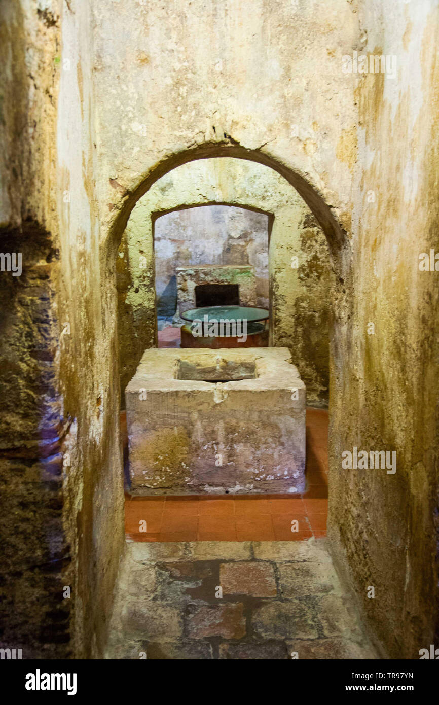 Unterirdische Kammern des 4./5. Jahrhundert hypogeum unter der Kirche von San Salvatore in Sinis, Sardinien mit Altar im Hintergrund Stockfoto