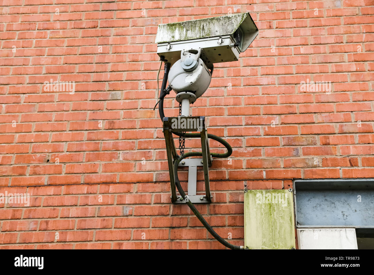 Grubby CCTV Kamera montiert auf einer Wand in Birmingham, England Stockfoto