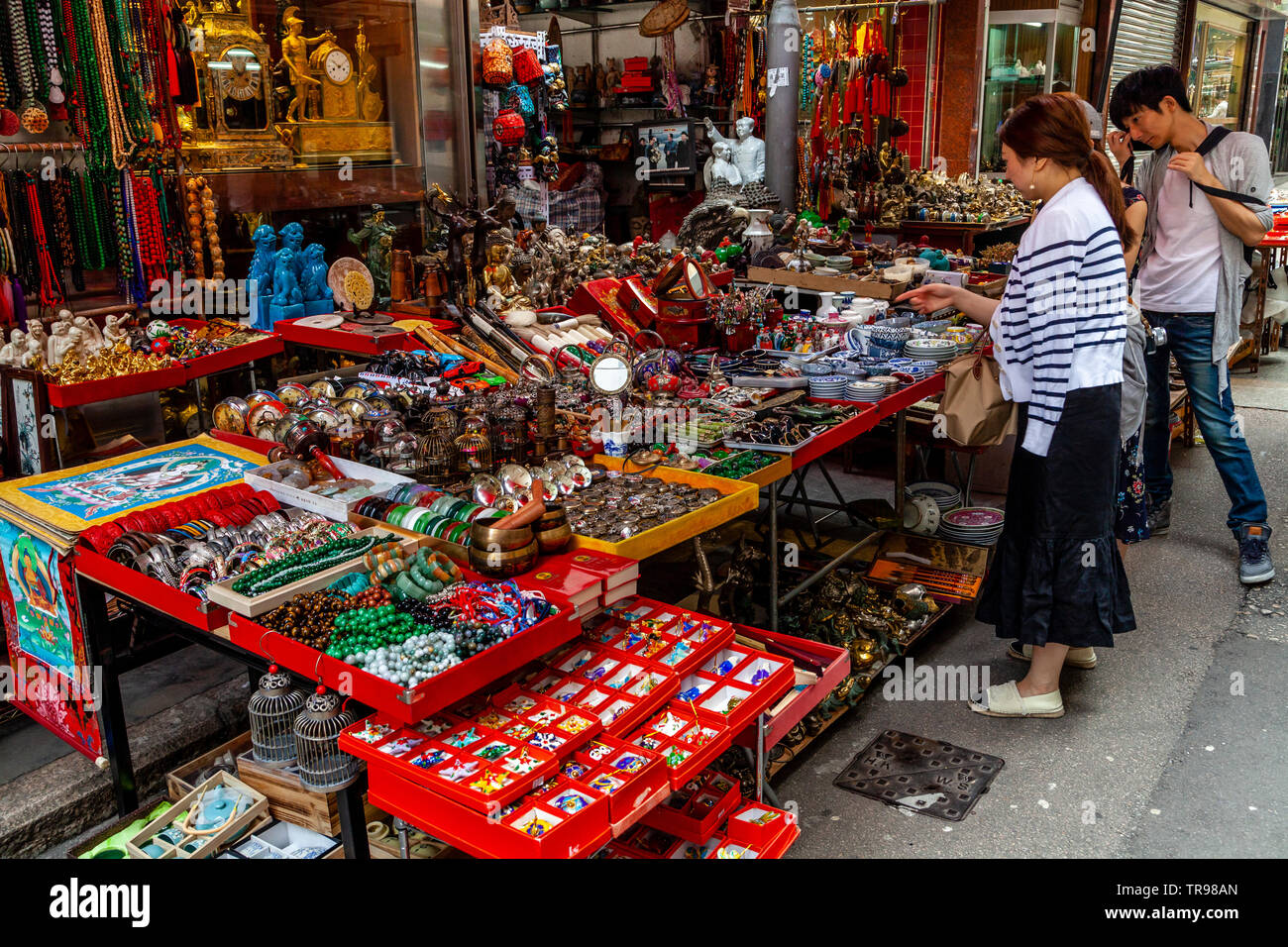 Das chinesische Volk eine bunte Surfen Bric-a-Brac Stall, Tung Street, Hongkong, China Stockfoto