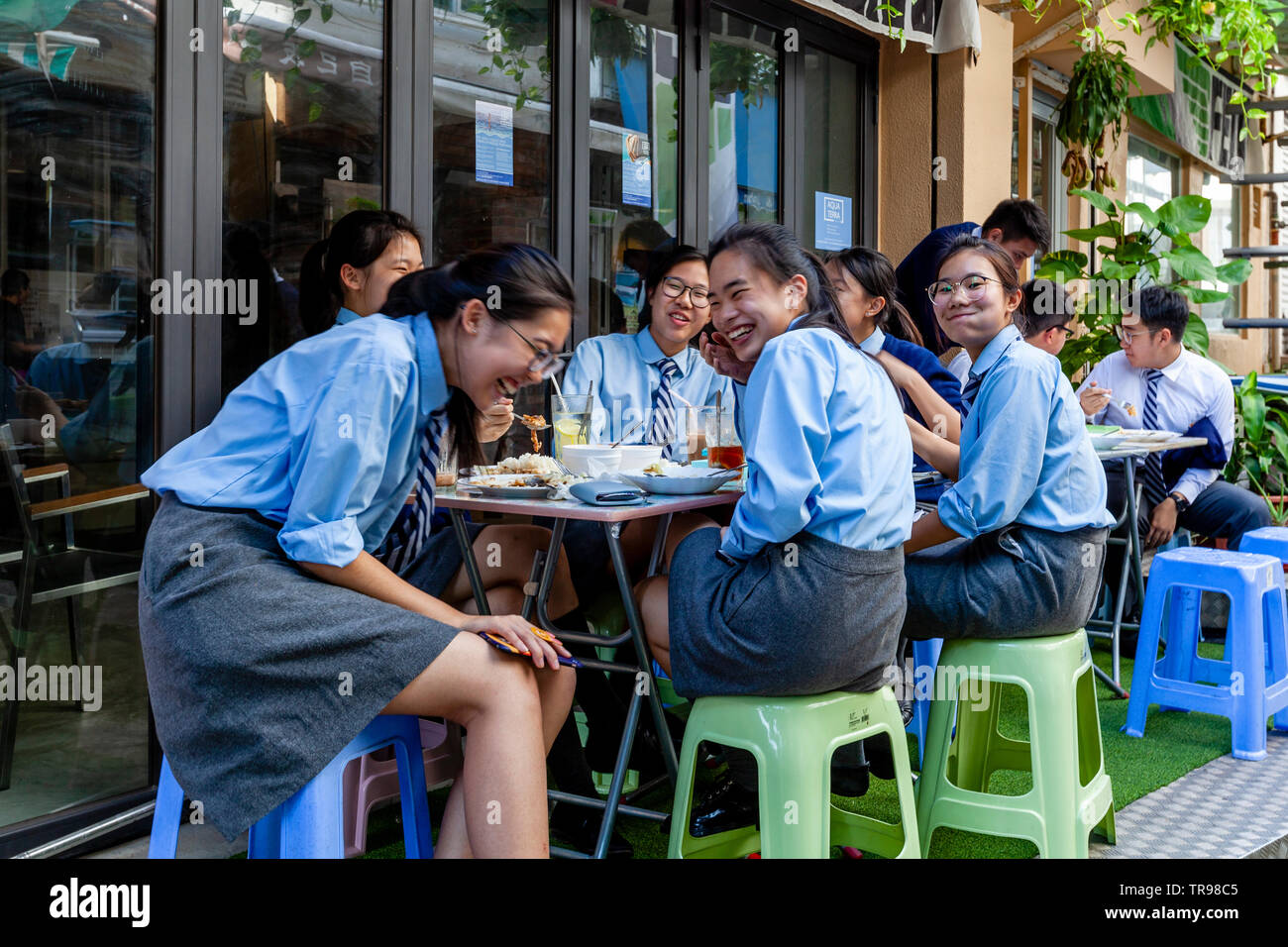 Schülerinnen beim Mittagessen in einem Café, Stanley, Hongkong, China Stockfoto