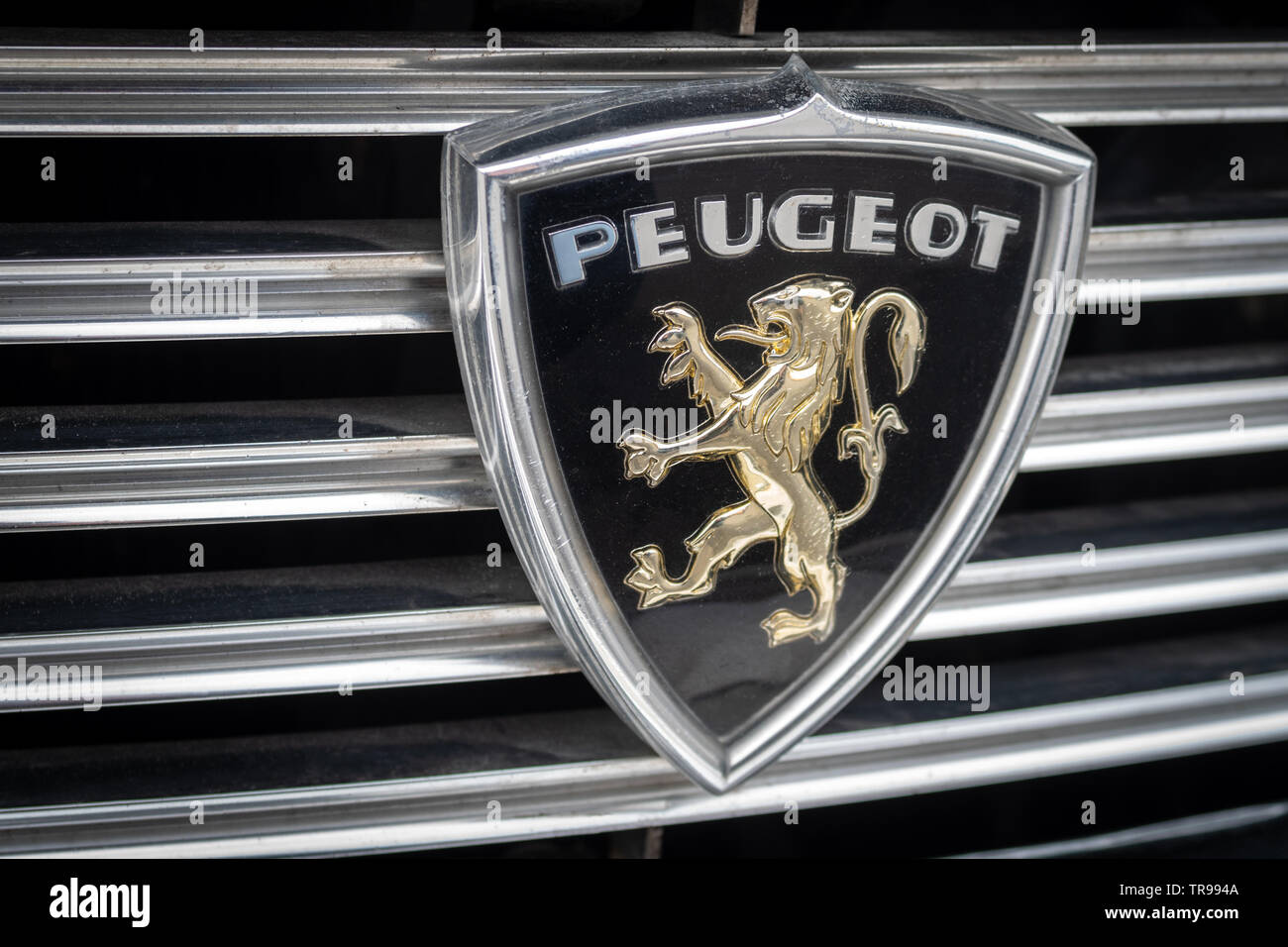Peugeot Logo auf Oldtimer Stockfotografie - Alamy