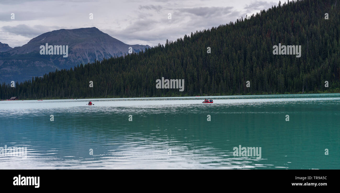 Touristen fahren in Lake Louise, Improvement District 9, Banff National Park, Jasper, Alberta, Kanada Stockfoto