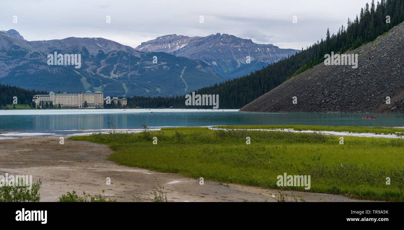 Fairmont Chateau Lake Louise mit im Hintergrund, Improvement District 9, Banff National Park, Jasper, Alberta, Kanada Stockfoto