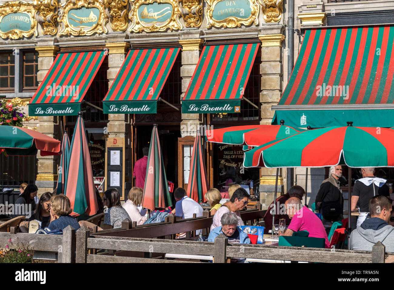 Personen, die nicht La Brouette ein Restaurant Bar im Grand Place, einem Platz im Zentrum von Brüssel sitzen, umgeben von kunstvoll verzierten Gebäuden Stockfoto