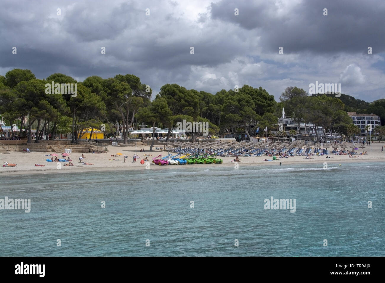 PAGUERA, MALLORCA, SPANIEN - 29. MAI 2019: Frühling Strand mit Liegestühlen und Spielzeug Boote am 29. Mai 2019 in Paguera, Mallorca, Spanien. Stockfoto
