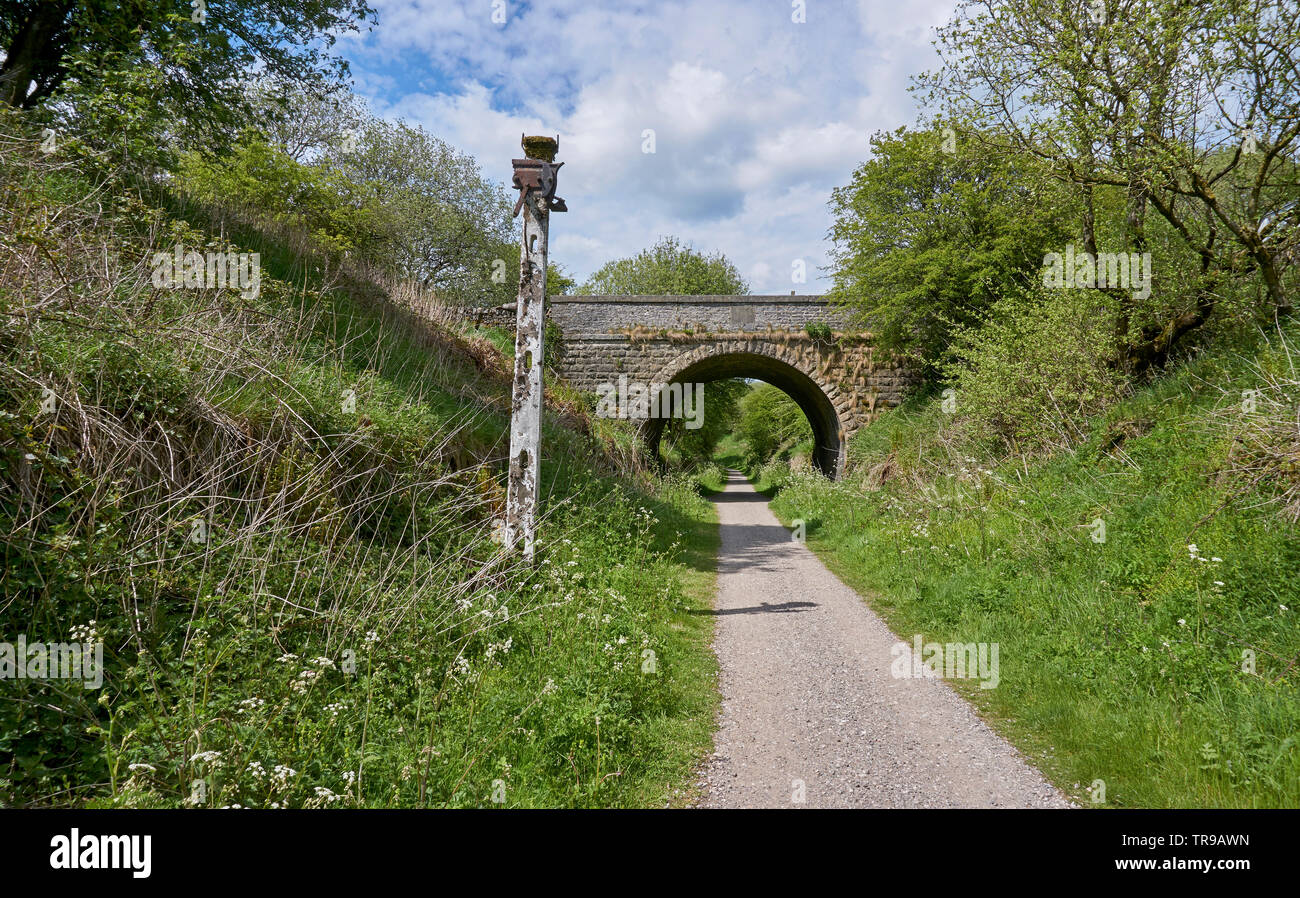 Bleibt ein Signal, zusammen mit einer Brücke, entlang der High Peak Trail, Nationalpark Peak District, Derbyshire, Großbritannien Stockfoto