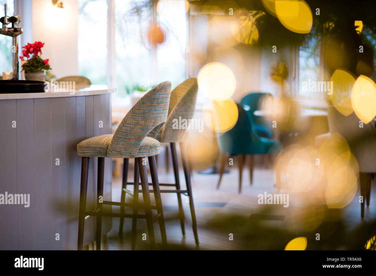 Eine Bar mit Barhockern, Vordergrund Stockfoto