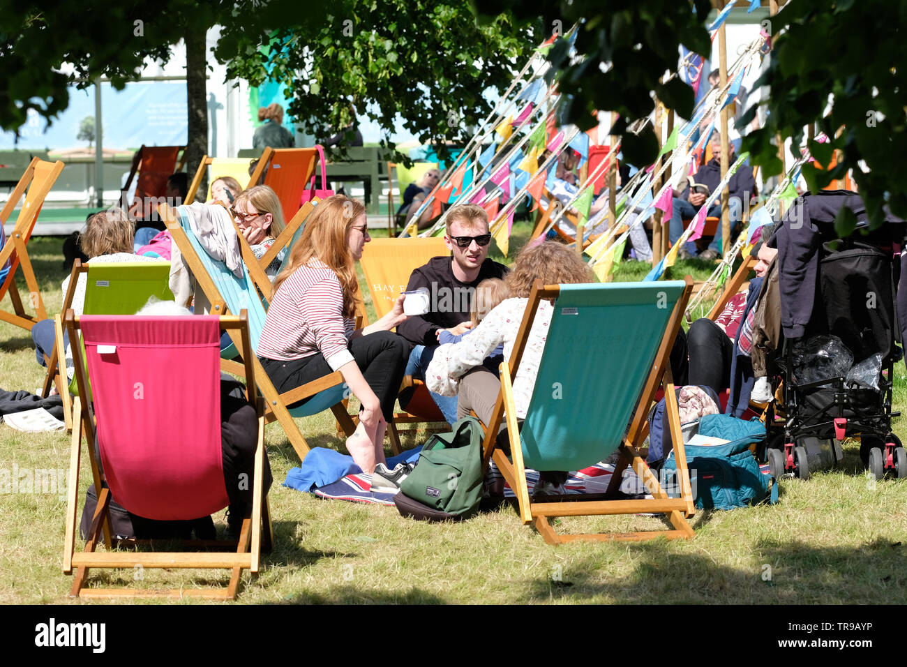 Hay Festival, Heu auf Wye, Powys, Wales, Großbritannien - Freitag, 31. Mai 2019 - Besucher genießen eine Pause zwischen auf dem Festival Rasen wie die Sonne am Freitag Nachmittag entsteht. Die elf Tage Festival mit über 800 Veranstaltungen viele Kinder - das Heu Festival weiterhin Sonntag, den 2. Juni. Foto Steven Mai/Alamy leben Nachrichten Stockfoto