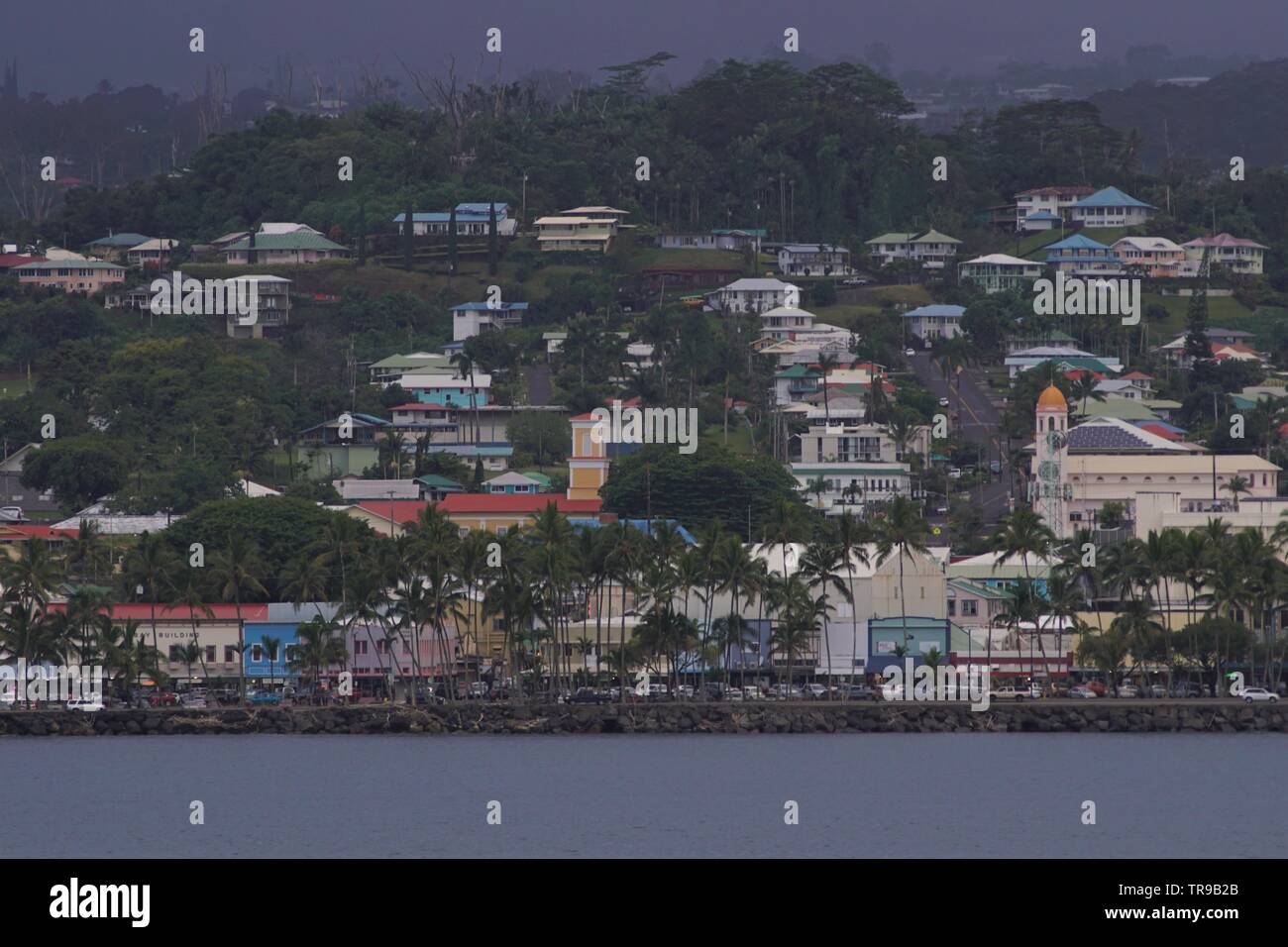 Hilo Hawaii als vom Meer aus gesehen wie ein Unwetter in bewegt Stockfoto