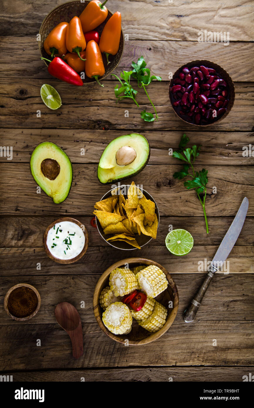 Avocado und Tortilla Chips mit Gemüse. Tacos mit Nachos und Gemüse Stockfoto