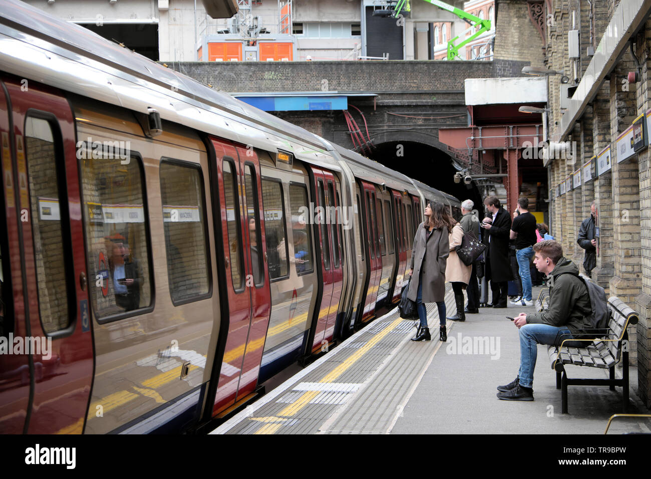 Passagiere Pendler, die an den Bahnhöfen der Barbican Station in der City of London in England IN einen U-Bahn-Wagen EINSTEIGEN, KATHY DEWITT Stockfoto