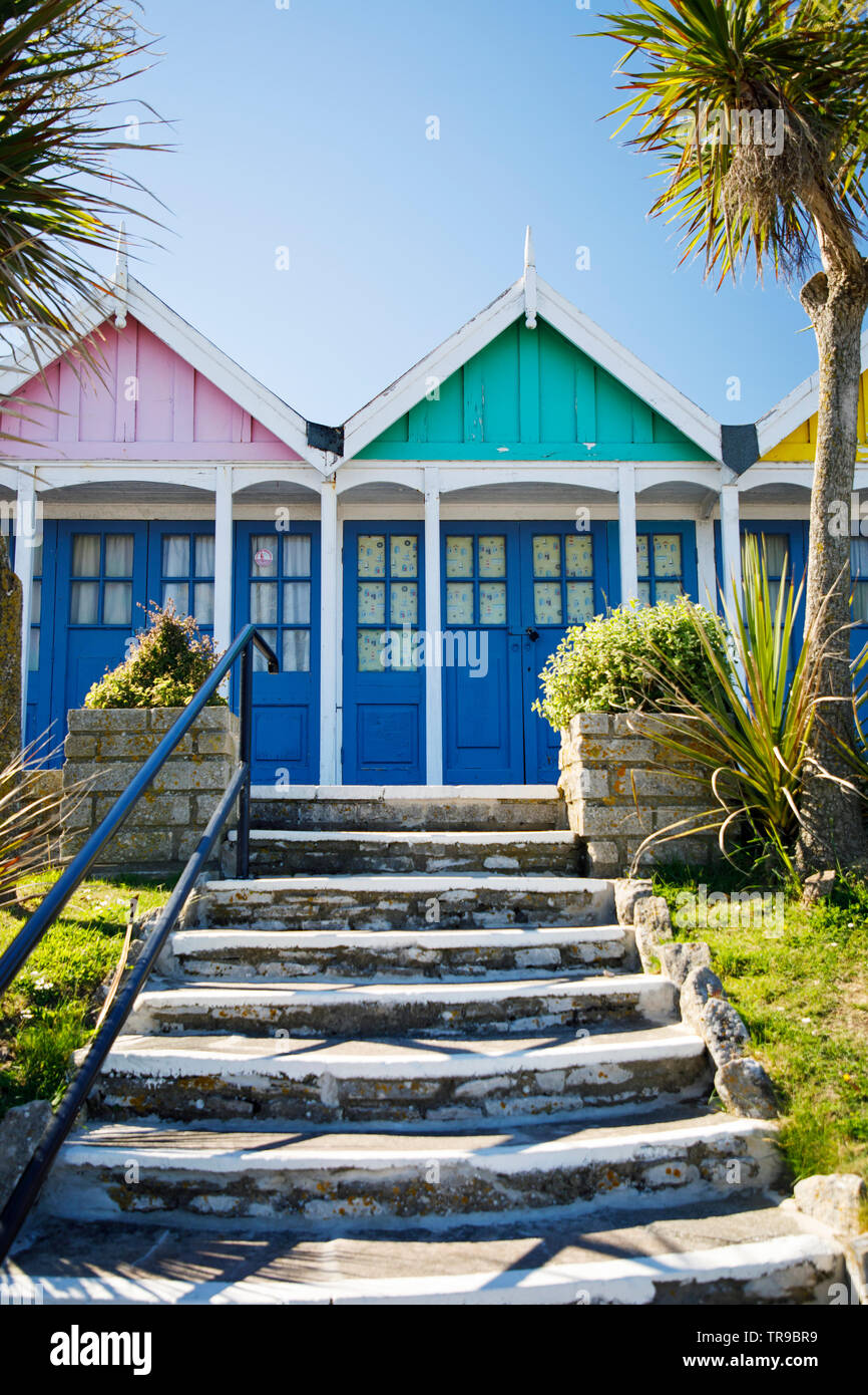 WEYMOUTH, Großbritannien - 26 Mai 2019: bunte Badehäuschen sitzen entlang der Promenade entlang der Strandpromenade in Dorchester, Dorset UK. Stockfoto