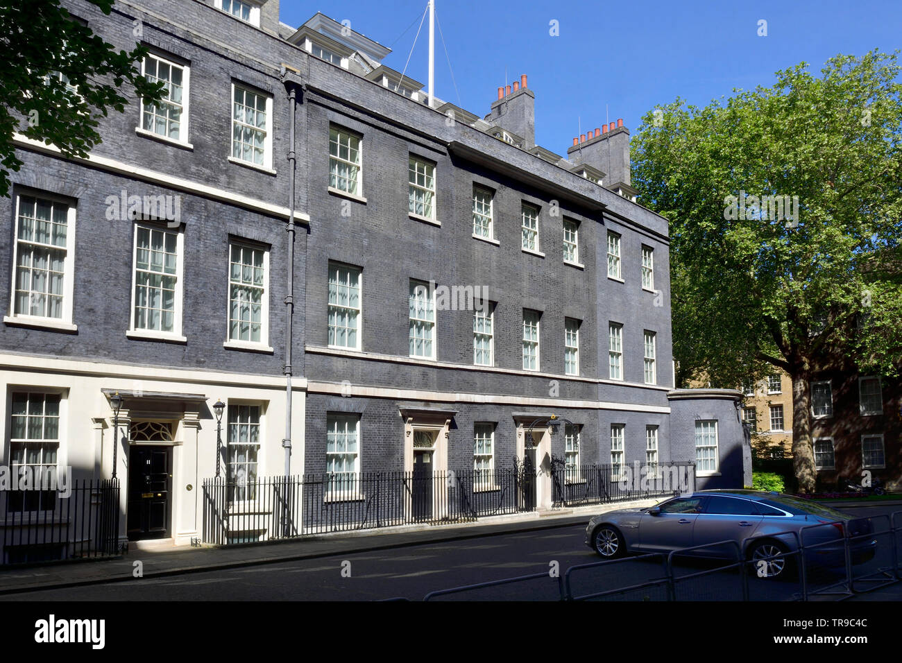London, England, UK. Downing Street, leer. Nr. 11, links, Nr. 10 Recht Stockfoto