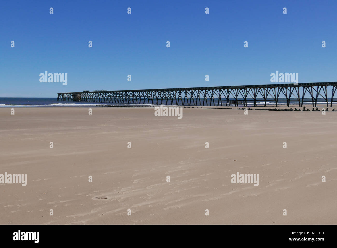 Steetley Pier in der Nähe von Hartlepool, Couty Durham, England UK - vom Strand genommen. Pier wurde Meerwasser für lokale Magnesia Industrie zu sammeln Stockfoto