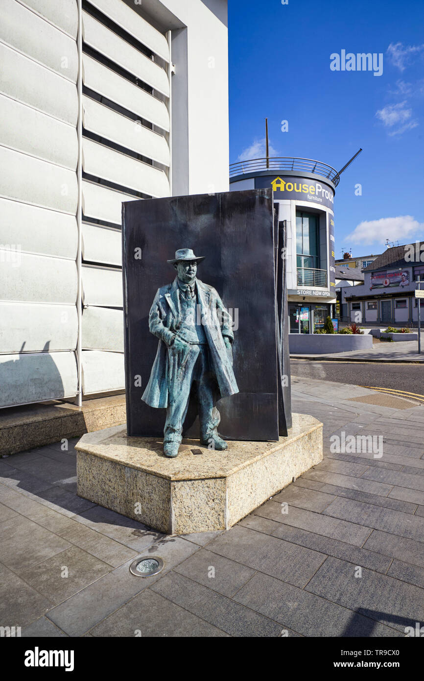 Statue von Brian O'Nolan Schriftsteller, Satiriker und Dramatiker in Strabane, Nordirland Stockfoto