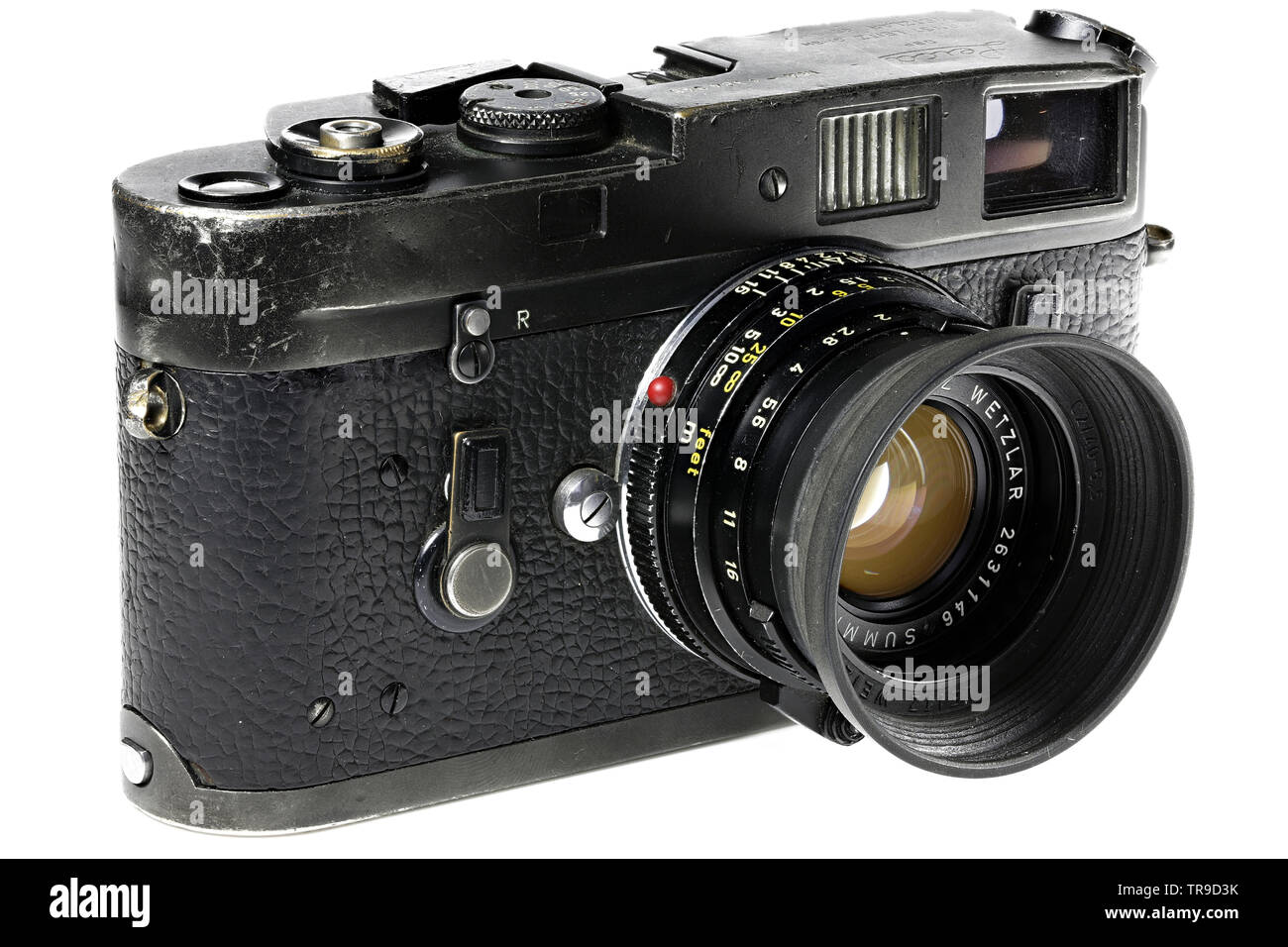 Schwere Leica M4 Kamera auf weißem Hintergrund. Die Leica M4 ist eine 35-mm-Kamera von Ernst Leitz GmbH von 1966 - 1975. Stockfoto