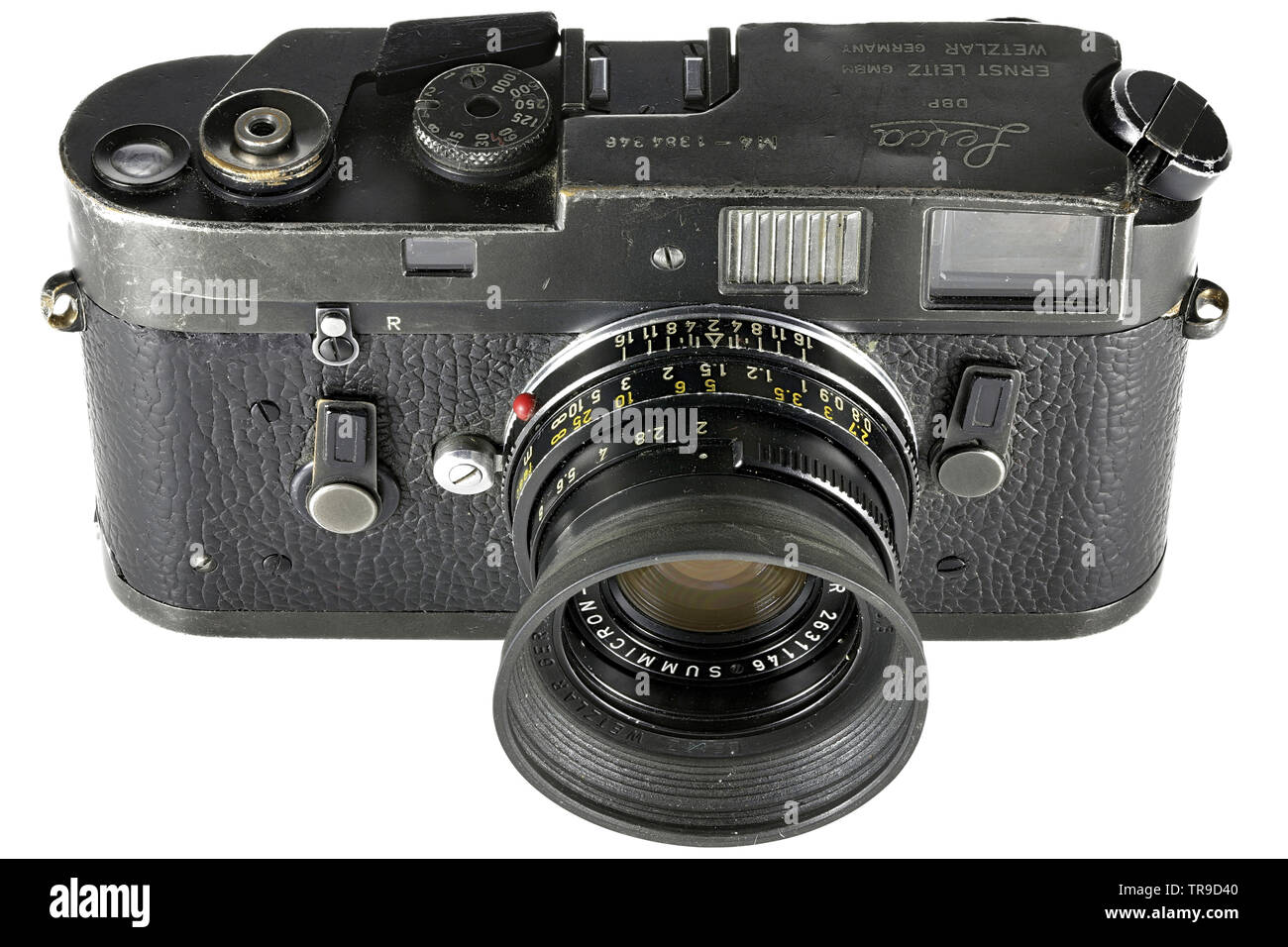 Schwere Leica M4 Kamera auf weißem Hintergrund. Die Leica M4 ist eine 35-mm-Kamera von Ernst Leitz GmbH von 1966 - 1975. Stockfoto