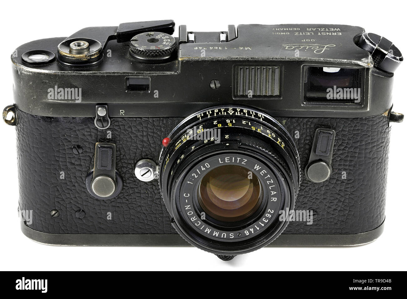 Schwere Leica M4 Kamera auf weißem Hintergrund. Die Leica M4 ist eine 35-mm-Kamera von Ernst Leitz GmbH von 1966 - 1975. Stockfoto