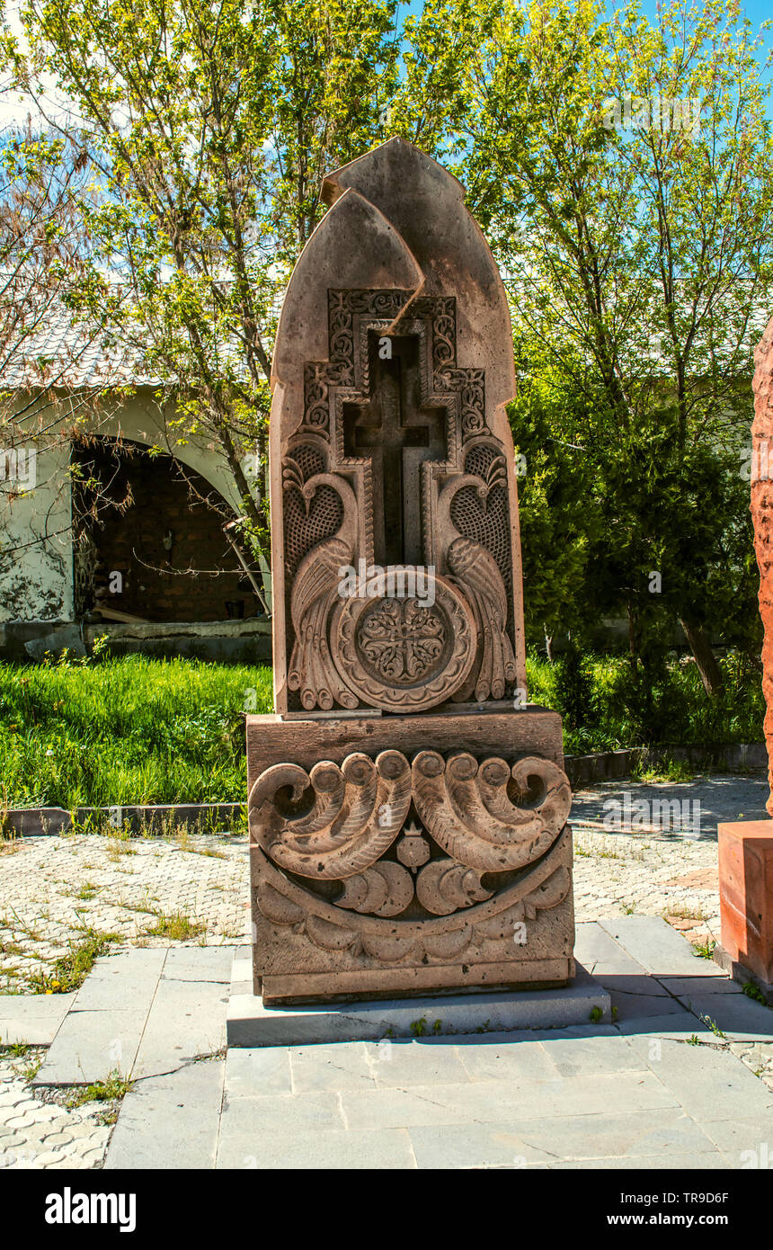 Stilisierte Pfaue auf grauem Stein khachkar in einem Park in der Nähe der Kirche der Heiligen Märtyrer im Dorf Teghenik in Armenien geschnitzt Stockfoto