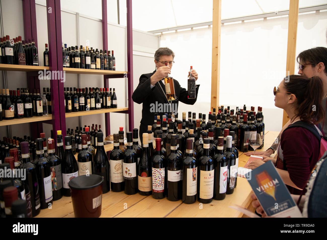 ALBA, Italien - 28 April 2019: Sommelier und Menschen Verkostung Weine des Piemont bei Vinum in Italien Europa, Wein und Essen Show Event von Alba. Stockfoto