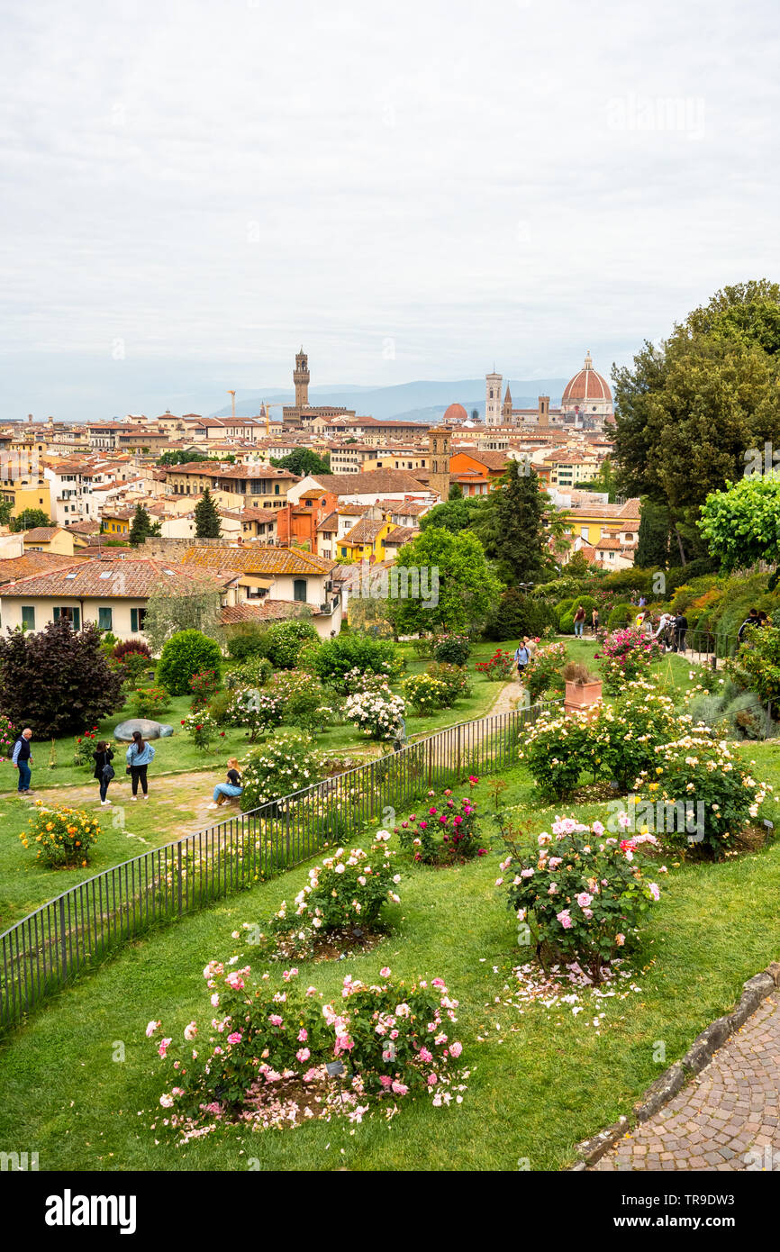 Ansicht der Stadt von Florenz aus dem Giardino delle Rose - Rose Garden - öffentlichen Park in Florenz, Toskana - Italien vertikales Format Stockfoto
