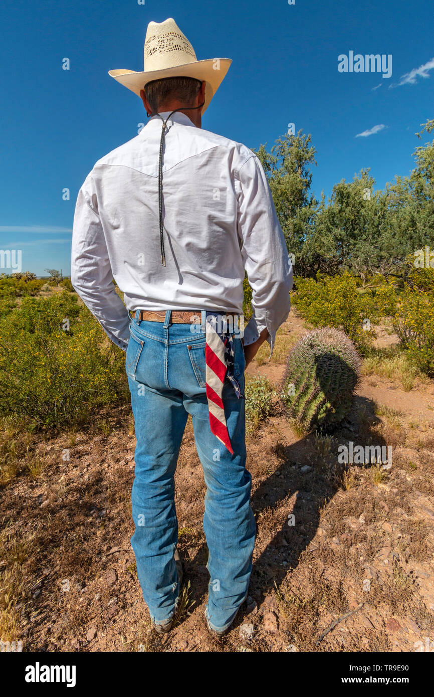 Eine Ranch Hand mit amerikanischer Flagge Taschentuch im White Stallion Ranch, eine Dude Ranch außerhalb von Tucson, AZ. Stockfoto