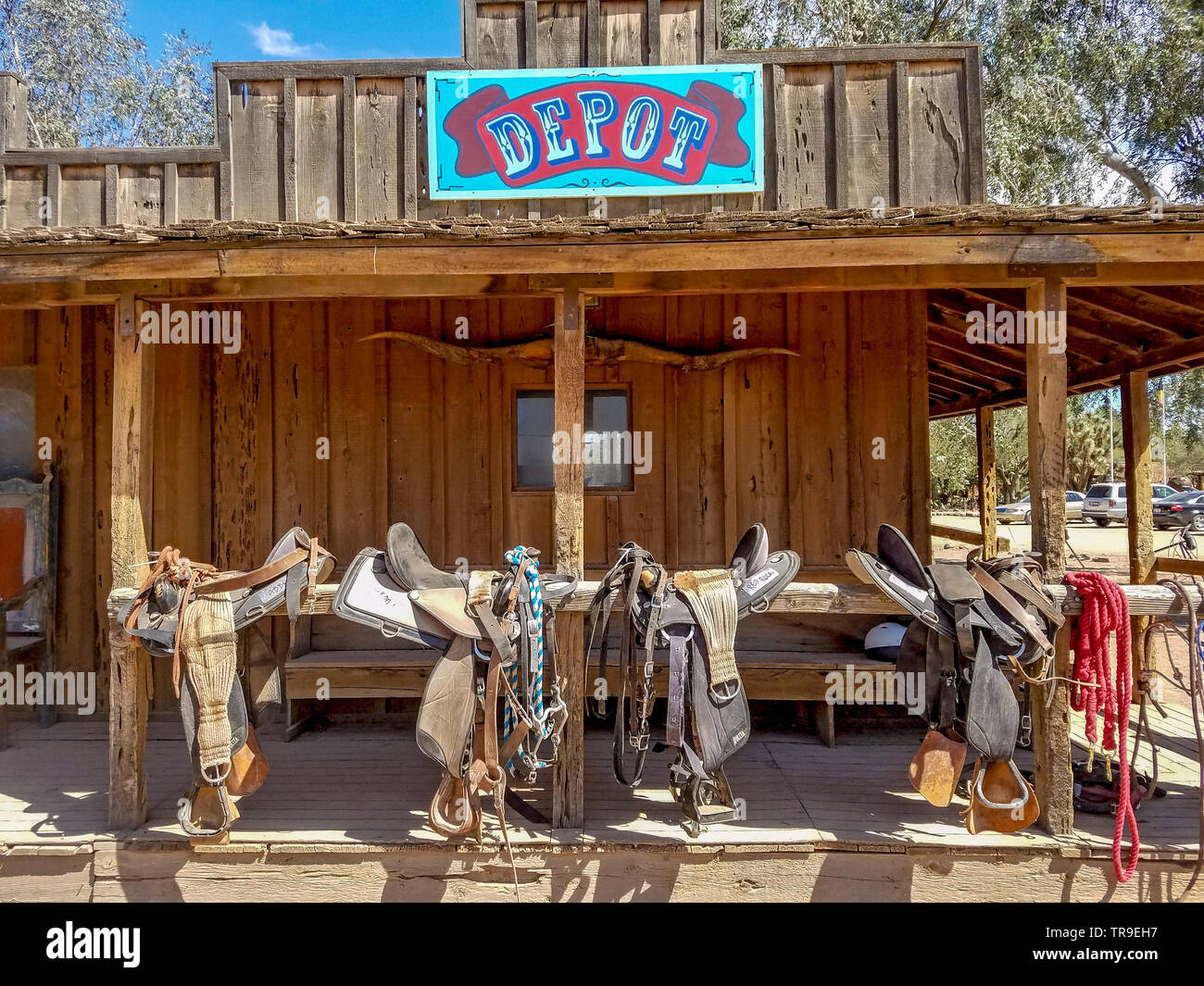 Sättel mit Namen Ihres Pferdes, in White Stallion Ranch, eine Dude Ranch außerhalb von Tucson, AZ verwendet werden. Stockfoto