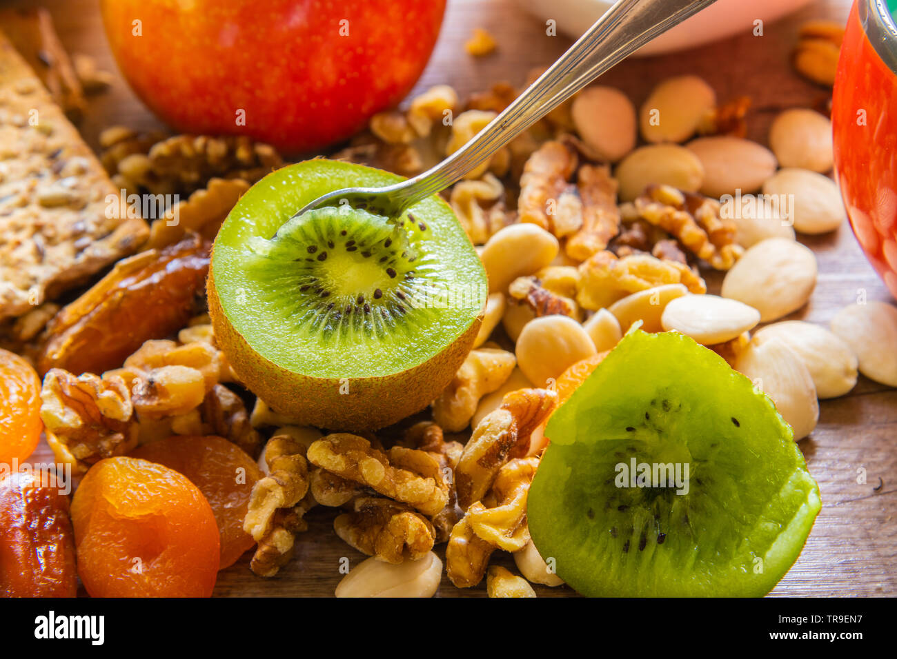 Obst, Cerealien und Milch Frühstück in Schüsseln serviert. Stockfoto