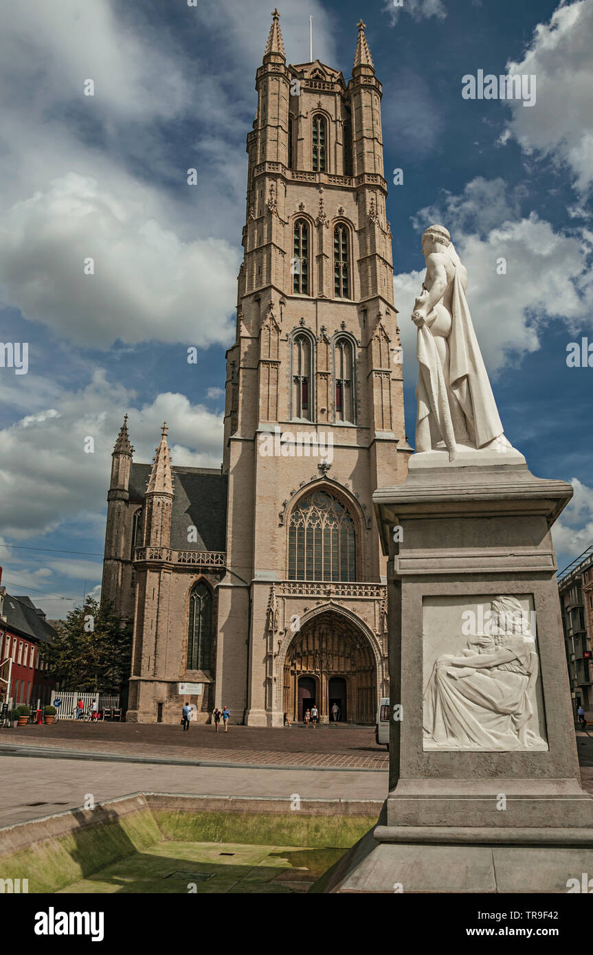 Menschen, die gotische Kathedrale und das Denkmal in der Innenstadt von Gent. Stadt mit intensiven kulturellen Lebens und gotischen Gebäuden in Belgien. Stockfoto
