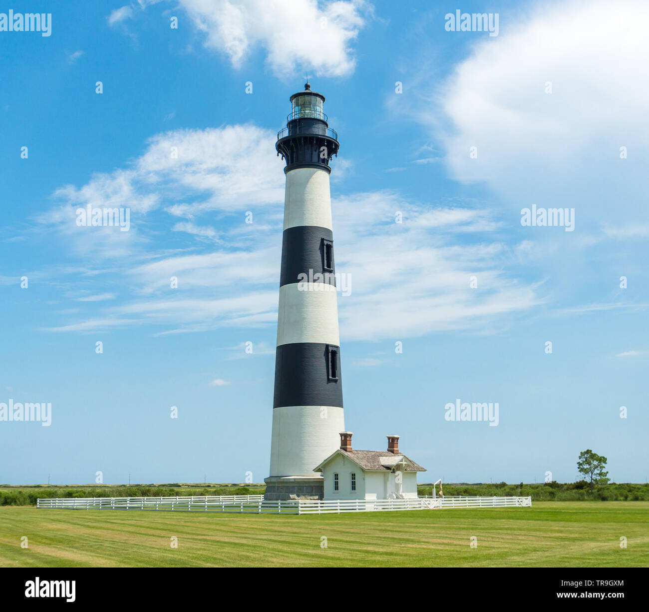 Bodie Island Light Station an einem sonnigen Tag in Nags Head, North Carolina, USA. Stockfoto