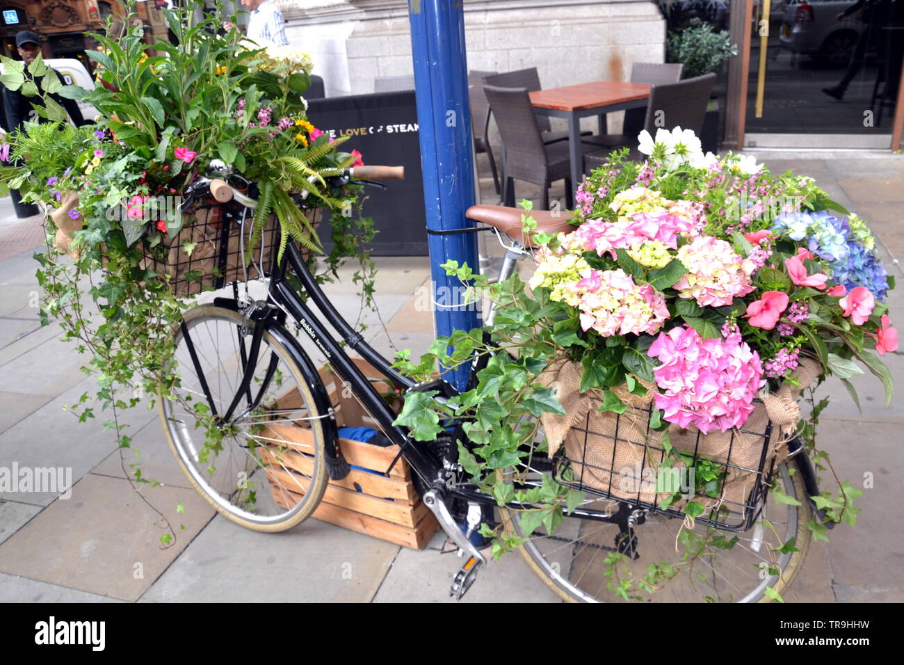 Der Manchester Flower Show, Teil der Manchester King Street Festival am 1.Juni - 2., 2019, bereitet zu öffnen. In diesem Jahr lautet das Thema: Flower Power! Stockfoto