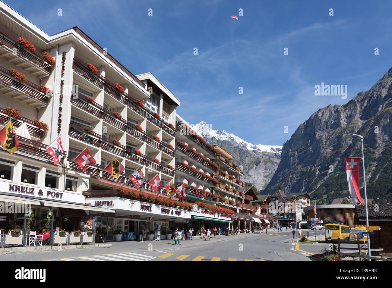 Hotel Kreuz & Post auf Dorfstrasser in der Schweizer Bergwelt von Grindelwald. Dies ist eine beliebte Touristenattraktion im Sommer und für Wintersport. Stockfoto